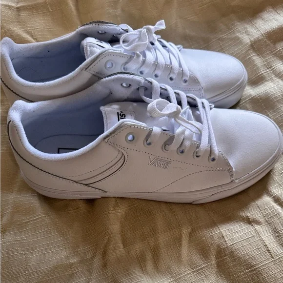 Women’s Vans Seldan low top sneaker. - Picture 3 of 5